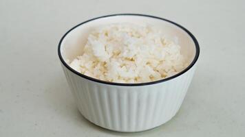 Weiß Reis im ein Weiß Schüssel mit Essstäbchen foto