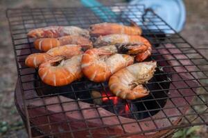 gegrillt Fluss Garnelen auf ein Holzkohle Grill. foto