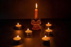 viele Kerzen zündete gegen ein schwarz Hintergrund.brennend Kerzen auf dunkel Tabellenspeicher foto