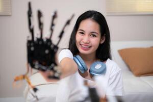 Porträt von Teenager Mädchen Studenten studieren mit Hand Roboter Modell- im das Leben Zimmer foto