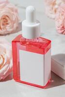 natürlich organisch Kosmetika Konzept. Haut Pflege, Schönheit Produkte im Tropfer Flasche. Pipette mit Serum unter zart Rose Blumen Blütenblätter. Attrappe, Lehrmodell, Simulation foto