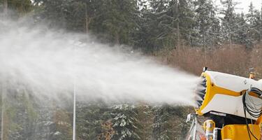 Schnee Kanone macht künstlich Schnee. Beschneiung Systeme Sprays Wasser zu produzieren Schnee. foto