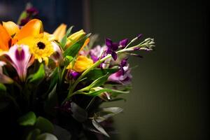 immer noch Leben. Luxus Frühling Blumen auf ein schwarz Hintergrund. Farbe blühen. niedrig Schlüssel Foto