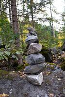 balancieren Steine im Gleichgewicht im das Wald foto