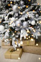 schön Urlaub Kunsthandwerk mit Geschenke unter das Weihnachten Baum foto