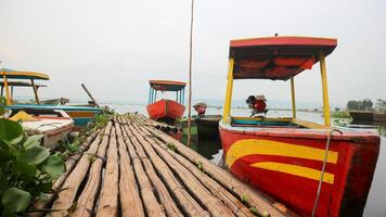 Semarang, 7 April 2023 - - Angeln Boote auf das Ufer von roha penetrieren See. schön Aussicht von roha penetrieren See und das merbabu und Telomoyo Berge. Fischer beim roha penetrieren See. foto