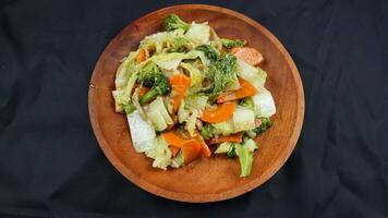 gebraten capcay oder Deckel cai oder Hokkien ist ein Mischung von Gemüse gebraten mit Hähnchen andere Teller. isoliert auf schwarz Hintergrund. foto