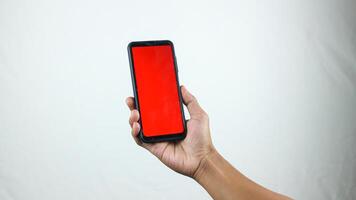 asiatisch Mann halten groß Smartphone mit Weiss, Rot, Grün, Blau leer Bildschirm im Hand, zeigen schließen zu Kamera und zeigen beim Gerät. Gadget mit leeren kostenlos Raum zum spotten hoch, Banner foto