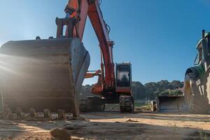 Bagger im ein Parkplatz Menge gegen ein Blau Himmel foto