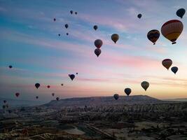 heiß Luft Ballon Flug im Goreme im Truthahn während Sonnenaufgang. Reiten im ein heiß Luft Ballon, das die meisten Beliebt Aktivität im Kappadokien. romantisch und berühmt Reise Ziel. foto