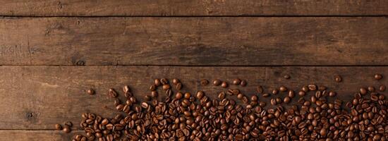 Kaffee Bohnen auf hölzern Hintergrund mit Exemplar. foto