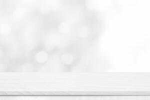 Weiß Holz Tischplatte Über verwischen Weiß Bokeh Licht Hintergrund. leeren Holz Regal zum Produkt Anzeige, Banner oder Attrappe, Lehrmodell, Simulation. foto
