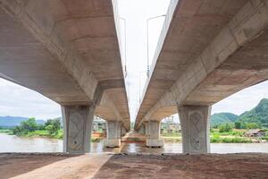 Perspektive Konstruktion von unter das Neu Brücke foto