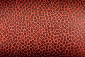 Muster von das Textur von ein amerikanisch Fußball Ball foto