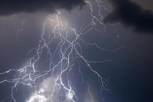 Blitze und Donner Fett gedruckt Streik beim Sommer- Sturm foto