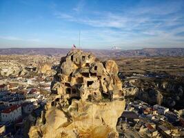 Antenne Drohne Aussicht von das ortahisar Schloss im Kappadokien, Truthahn mit das Schnee gekappt montieren erciyes im das Hintergrund. foto