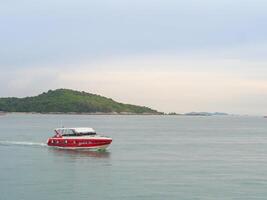 rot Geschwindigkeit Boot beim das Meer. Landschaft schön Natur das Meer im Phuket, Thailand foto