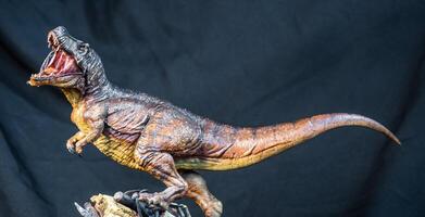 T-Rex Tyrannosaurus Dinosaurier im das dunkel foto