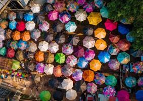 ai generiert Dort sind viele Regenschirme im viele Farben. ein Bündel von Regenschirme Das sind auf das Boden foto