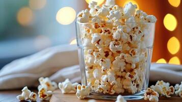 ai generiert Popcorn im ein Glas, das perfekt Zuhause Kino Snack zum ein gemütlich Abend, ai generiert. foto