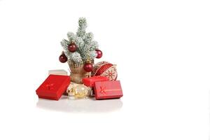 Weihnachtsbaum-Geschenkboxen mit Spielzeug auf weißem Hintergrund foto