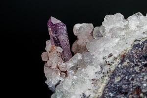 Makro Mineral Amethyst Stein im Felsen auf ein schwarz Hintergrund foto