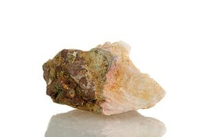 Makro Mineral Stein Chalzedon auf ein Weiß Hintergrund foto