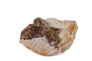 Makro Mineral Stein Staurolith auf ein Weiß Hintergrund foto