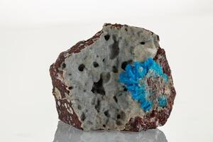 Makro Stein Mineral Pentagonit auf ein Weiß Hintergrund foto