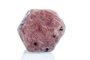Makro Mineral Stein Rubin auf ein Weiß Hintergrund foto