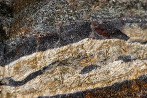 Makro-Mineralstein Schlangenauge im Felsen einen weißen Hintergrund foto