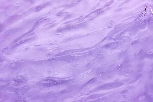 transparent klar lila Flüssigkeit Serum Gel kosmetisch Textur Hintergrund foto