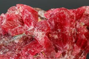 Makro Mineral Stein Rhodochrosit auf ein schwarz Hintergrund foto