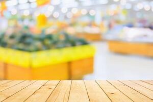 leeren Holz Tabelle oben mit Supermarkt verschwommen Hintergrund zum Produkt Anzeige foto