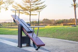 leeren hölzern Wippe beim das Spielplatz foto