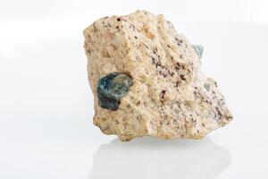 Makro Mineral Stein Saphir auf ein Weiß Hintergrund foto