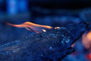 textur flamme von brennenden holzstämmen in der nacht foto