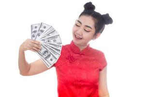 Porträt asiatische Frau rotes Kleid traditionelles Cheongsam hält Geld 100-US-Dollar-Scheine auf weißem Hintergrund
