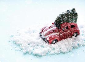 rotes Spielzeugauto auf Schneehintergrund foto