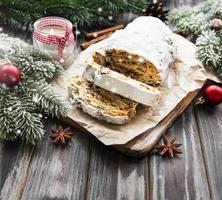 Christstollen auf Holzuntergrund foto