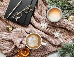 Weihnachtskomposition mit Tasse Kaffee und Dekorationen foto