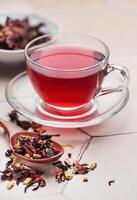 Glas Tasse von heiß Hibiskus Tee. foto