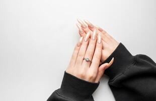 gepflegt Nägel mit Perlglanz Nagel Polieren foto