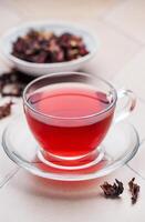 Hibiskus Tee im Glas Becher. foto