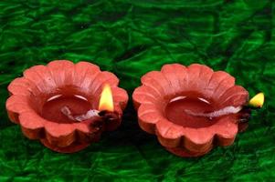 Happy Diwali - Diya-Lampen, die während der Diwali-Feier beleuchtet werden. bunte und verzierte Laternen werden in der Nacht zu diesem Anlass mit Blumenrangoli, Süßigkeiten und Geschenken entzündet. foto