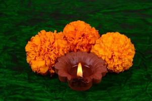 Happy Diwali - Diya-Lampen, die während der Diwali-Feier beleuchtet werden. bunte und verzierte Laternen werden in der Nacht zu diesem Anlass mit Blumenrangoli, Süßigkeiten und Geschenken entzündet. foto