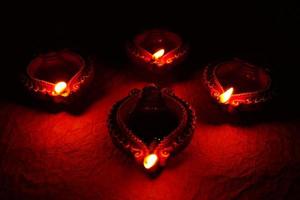 Happy Diwali - Diya-Lampen, die während der Diwali-Feier beleuchtet werden. bunte und verzierte Laternen werden bei dieser Gelegenheit in der Nacht mit Blumenrangoli, Süßigkeiten und Geschenken entzündet. foto