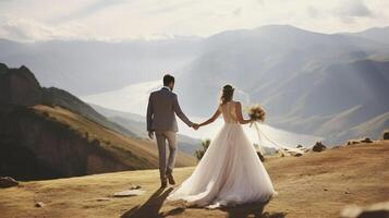 ai generiert Hochzeit Paar halten Hände zusammen beim sonnig Tag im Berge, gekleidet im elegant Hochzeit Outfits. foto