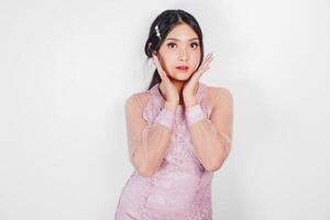 Porträt von ein jung schön asiatisch Frau tragen ein Rosa Kleid, Schönheit schießen Konzept foto
