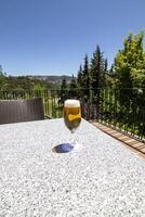 ein Glas von Bier, im das Hintergrund das schön Natur von Sierra de Cazorla, jaen, Spanien. foto